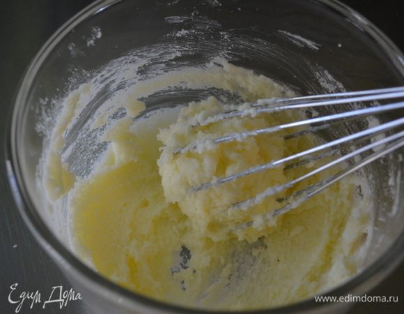 Взбить слив. масло и сахар до пышного состояния.