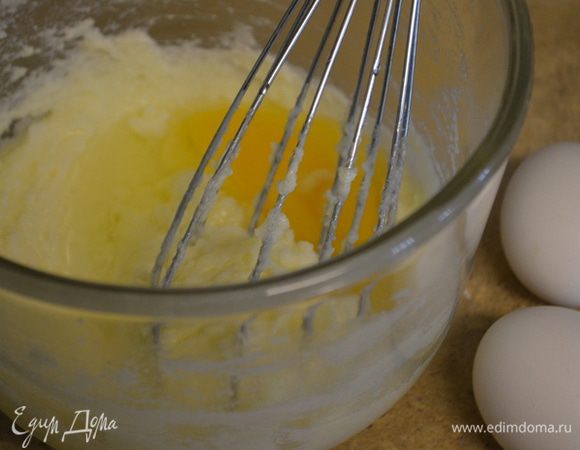 Добавить по яйцу за раз, каждый раз перемешивая. Добавить ванилин.