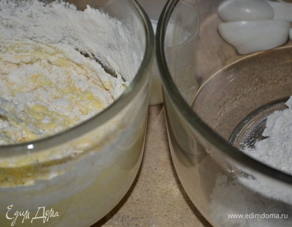 Затем на медленной скорости добавить муку в три приема и кефир. Все перемешать.
