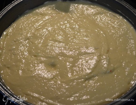 Вылить тесто в приготовленную форму. Поставить в разогретую духовку и выпекать 30-40 мин. Проверяем центр зубочисткой.