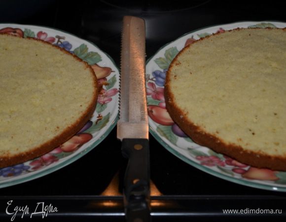 Дать остыть 15 мин. Перевернуть на тарелку и разрезать аккуратно ножом.