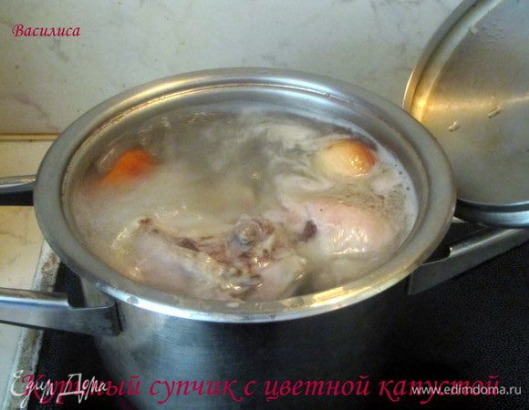 Сварить бульон. Я все время варю его с морковью и неочищеной от шелухи луковицей.