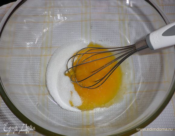 Желтки отделить от белков и взбить с 2 ст. л. сахара.