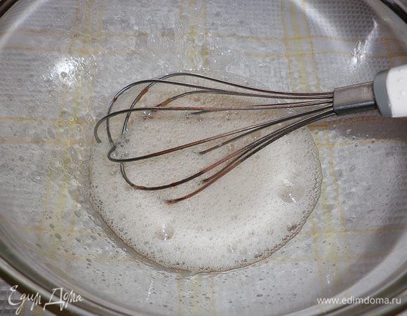 Белки взбить с оставшимся сахаром и перемешать с желтками. Всыпать муку и всё вместе аккуратно перемешать.