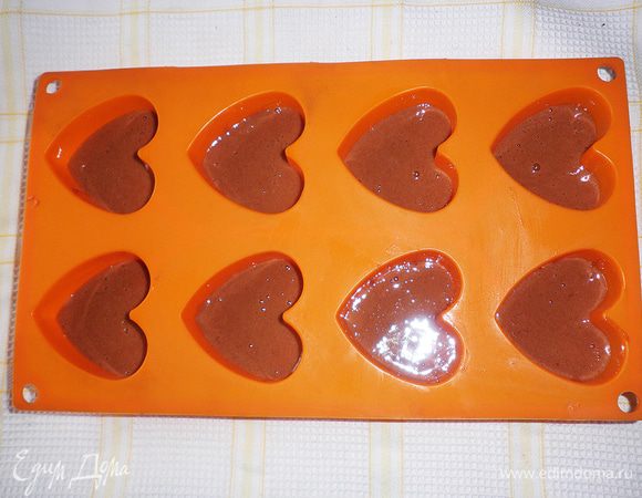 Разлить подготовленную смесь по формочкам. Выпекать 30 мин. при 180 гр.