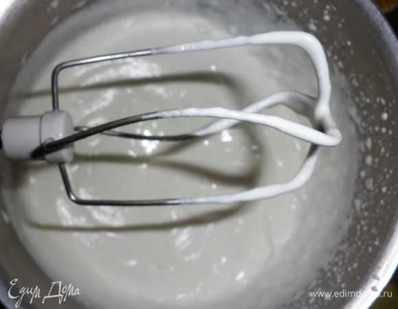 Сливки взбить.  