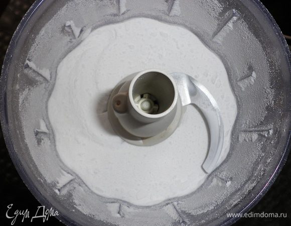 Так как у меня не оказалось готовой сахарной пудры, я перемолола в измельчителе сахар в пудру.