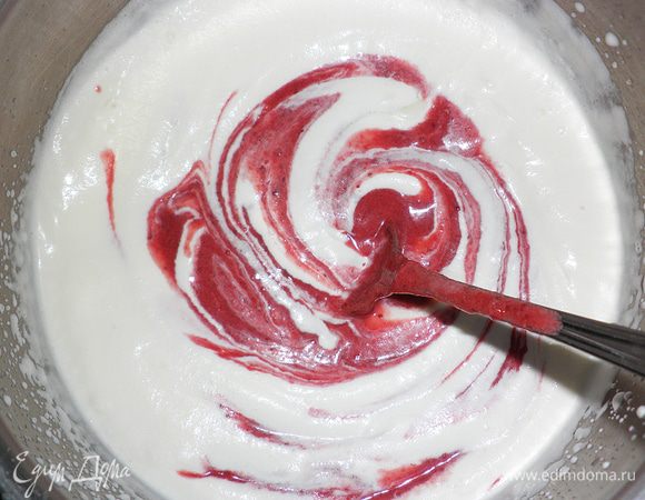 Полученную ягодную кашицу добавить к сливкам и аккуратно перемешать.