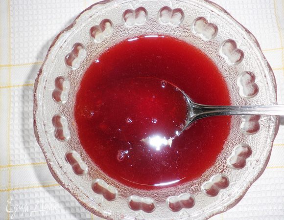 Желатин замочить в теплой воде до растворения (или как я: в подогретом соке от размороженной клубники).