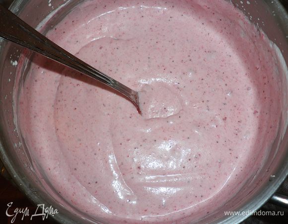 Добавить желатин к сливкам и размешать (1 ч. л. желатина оставить для джема).