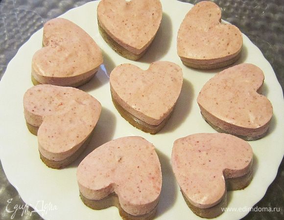 Когда суфле в формочках застынет, аккуратно вынимаем наши сердечки.
