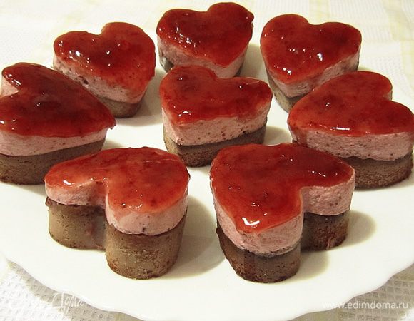 Покрыть сердечки джемом (поставить на холод на 30 мин. для полного застывания).
