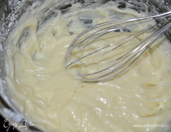 Приготовим глазурь:взбить сливочный сыр с сахарной пудрой. В сметану добавить ваниль и перемешать. Добавить в глазурь и перемешать.