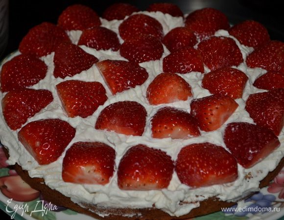 Взбить сливки с сахаром и ванилином. Выложить на бисквит распределить по нему ровно, затем клубнику.