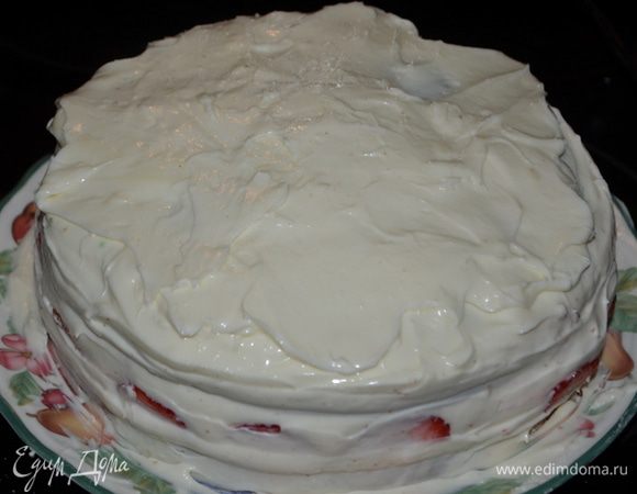 Сверху клубники покроем глазурью, затем слой бисквита и оставшуюся глазурь распределим по всему торту.