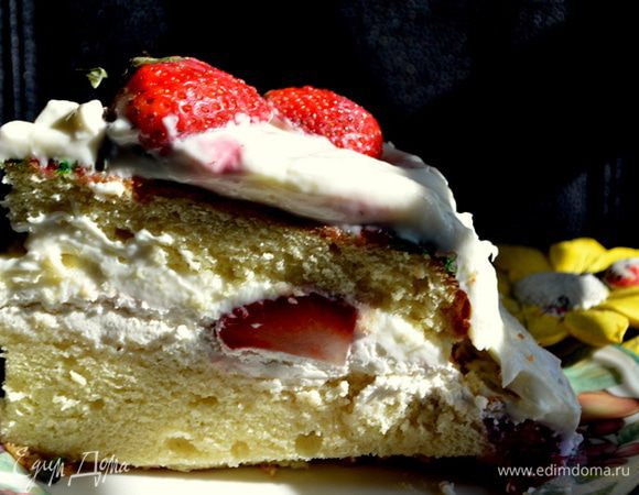 Украсим сверху ягодами, разрезав их веером. Поставим в холодильник на несколько часов или ночь. Разрезаем и наслаждаемся. Приятного аппетита.