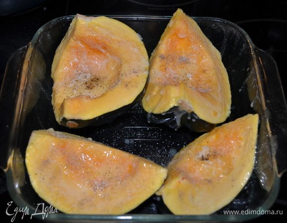 Разогреть духовку на 180 гр. Смазать тыкву сливочным маслом,посолить и поперчить. Выложить тыкву в жаропрочное блюдо.Поставить в духовку на 30 мин.