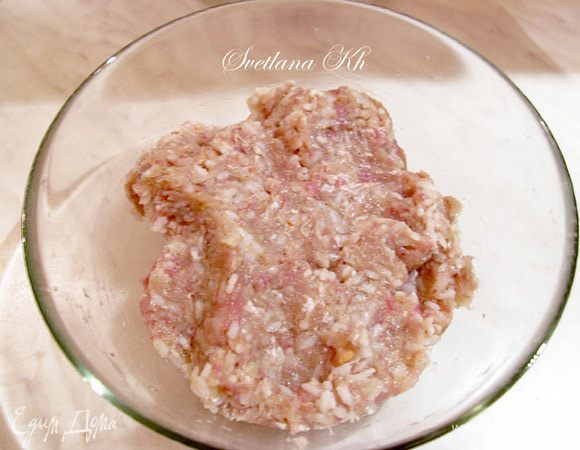 Из мяса сделать фарш и соединить его с отваренным до полу готовности рисом, луком. Посолить и добавить специи.