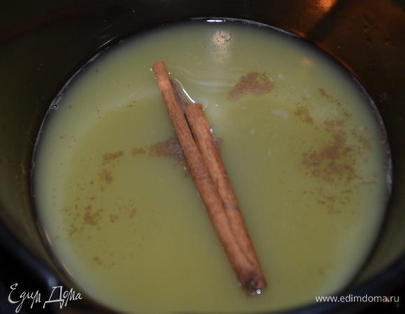 Пока тыква в духовке приготовим глазурь.
Апельсиновый сок, коричневый сахар и душистый горошек, палочку корицы выложим в кастрюльку небольшую. Помешиваем часто. Глазурь должна немного уварится.