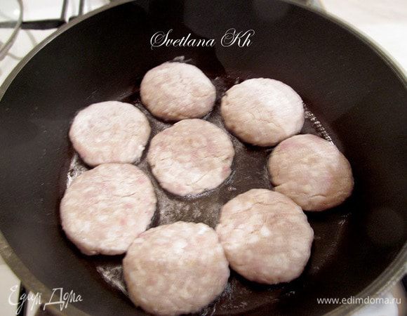 Сформировать биточки, обваляв их в муке. Обжарить в растительном масле.