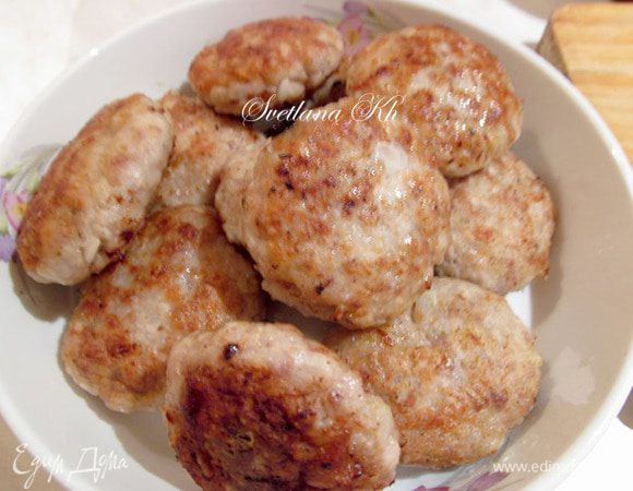 Готовые биточки выложить отдельно и приготовить подливу.