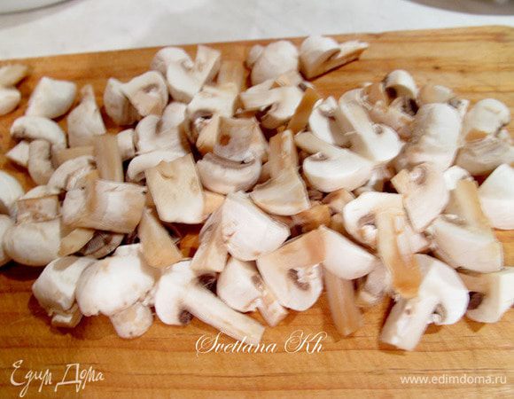 Грибы очистить и нарезать на четвертинки.