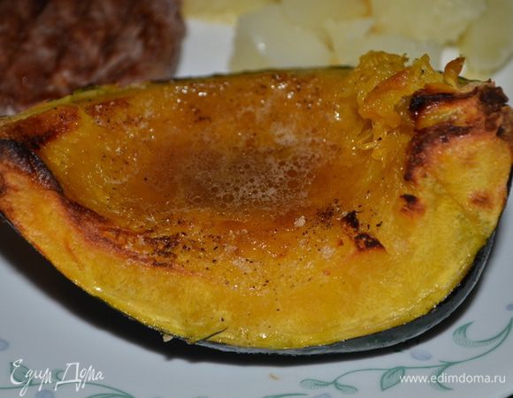 Смазать глазурью тыковки и поставить обратно в духовку на несколько минут, если у вас есть режим гриля,включите его. Подаем теплыми к общему блюду.