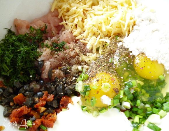 Отделить филе от костей,нарезать его небольшими кубиками. Вяленые помидоры нарезать мелко кубиками, маслины - соломкой. Добавить яйца, сметану, муку, натертый на крупной терке сыр, нарезанную зелень, поперчить, посолить.