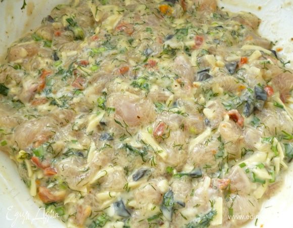 Хорошо перемешать  и поставить фарш в холодильник на 1 час.