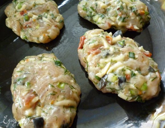 Достать фарш из холодильника. Смочить руки в холодной воде и сформовать котлетки средней величины. Обжарить их на растительном масле с двух сторон на небольшом огне до золотистого цвета.