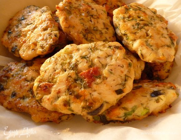 Готовые котлеты сложить в сотейник, закрыть крышкой и дать им постоять 5 минут. Подавать можно с любым гарниром или овощным салатом. Приятного вам аппетита!