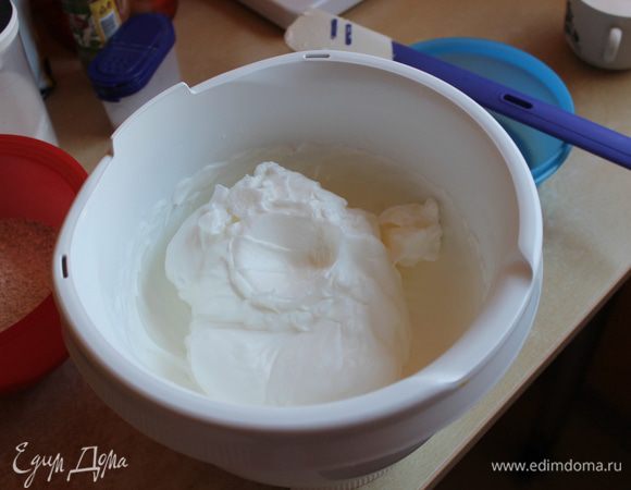 Белки взбиваем до пиков и добавляем сахар.