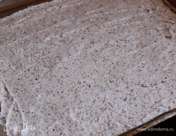 Берем лист 38 на 38 застилаем бумагой, и выкладываем нашу меренгу. Выпекаем 20минут при 175гр