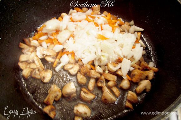 Сначала обжарить грибы на растительном масле. Затем добавить к ним лук и морковь. Слегка поджарить грибы с овощами, добавить томатную пасту. Залить бульоном или кипяченой водой . Посолить, положить любимые специи, сахар. Оставить на огне 3-4 минуты.