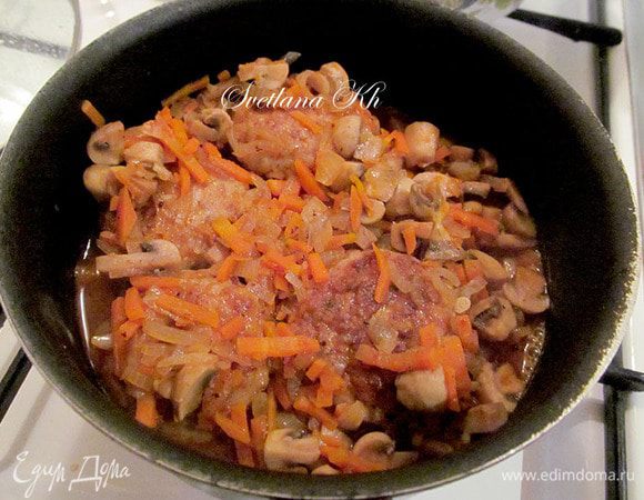 Биточки выложить в глубокий сотейник, залить соусом и дать покипеть на маленьком огне 5 минут. Все. Подавать можно отдельно или с любым гарниром.