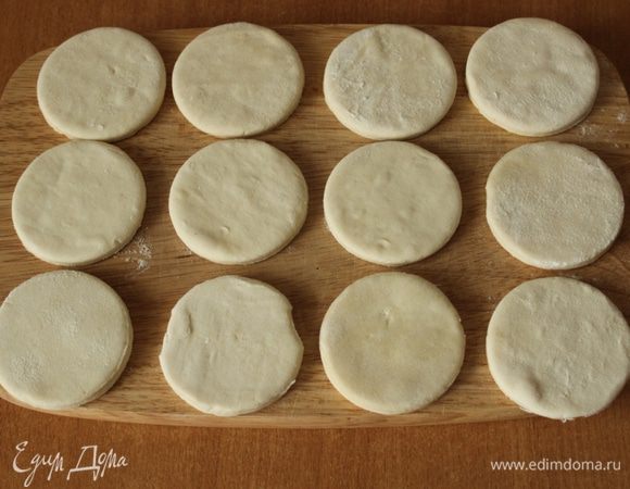 Из слоеного теста при помощи стакана вырезать 12 кружков.