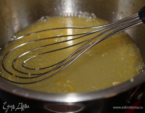 готовим наш лимоный курд. Яйца взвиваем с 60гр сахара , в кастрюльку поместим  лимонный сок, цедру и сахар 60 г Нагреем  до кипения.  3 ложки етой смеси медленно добавим в яйца, при размешивании, постепенно всю массу я частями добавила в яйца , постоянно мешая...ставим на огонь и доводим до загустения.