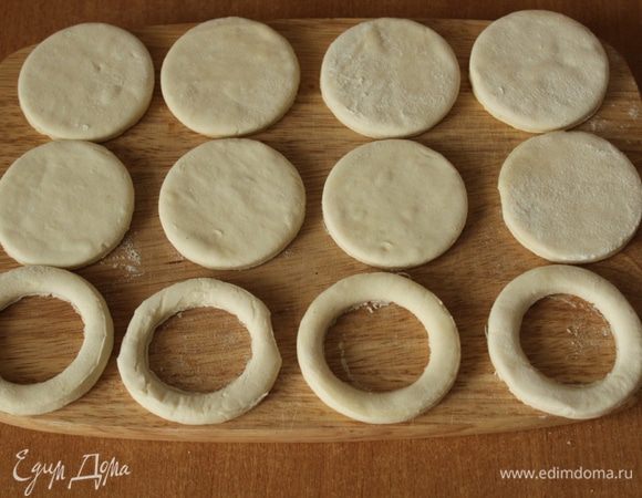 Из 4 кружков с помощью рюмки диаметром 6-7 см вырезать середину (она не понадобится).