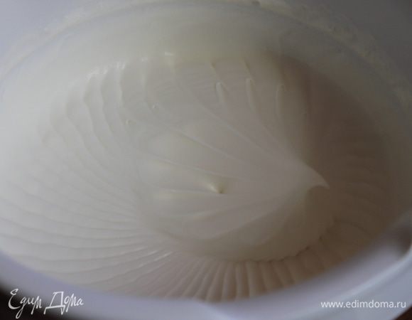 займемся нашим кремом...Взобьем сливки 500мл до пиков. можно добавить сахара по вкусу.
