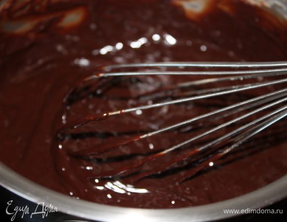 растопим шоколад со сливками 100 гр вместе. Распустим желатин в микроволновке, добавим его в шоколад..хорошо размешаем. даем  немного остыть..смешаем его со сливками. Крем готов.