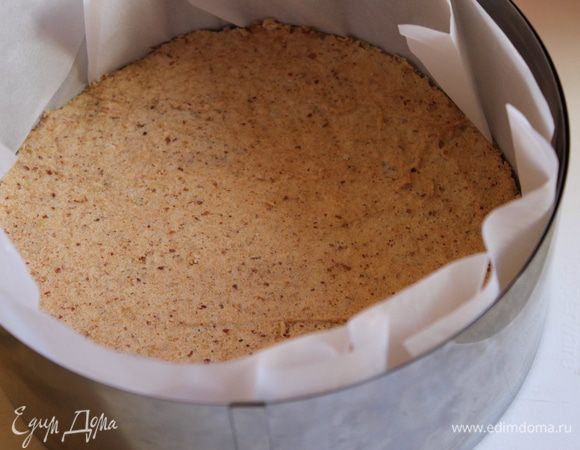 Берем кольцо 20 см , выстилаем внутри бумагой. выкладываем на низ наш корж.