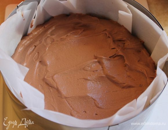 сверху выкладываем половину нашего крема 