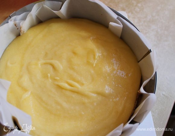 кладем наш корж из половинок и наливаем сверху курд. кладем сверху наш третий корж ...