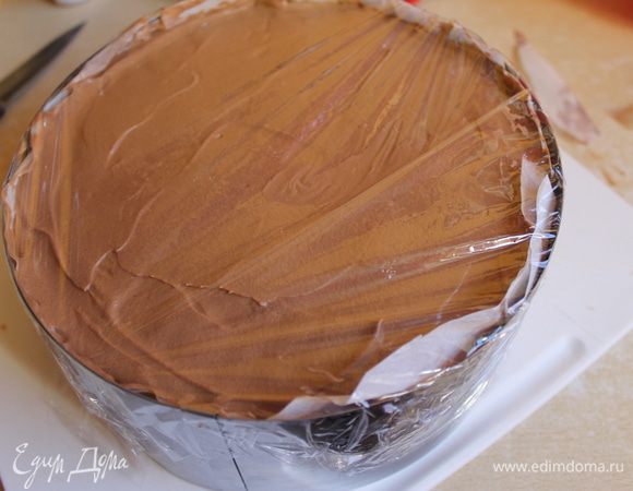 выкладываем остальной крем и закрываем все пленкой пищевой и убираем в холод. примерно часов на 6 минимум..лучше на ночь. 