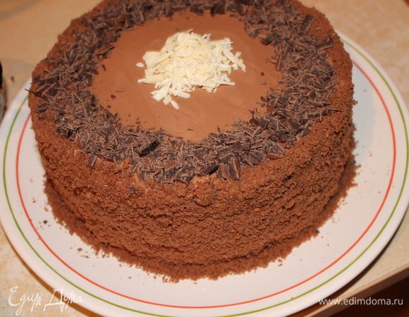 украшаем по желанию...я брала белый и темный шоколад. нарезала ножом стружку..ягоду поливала растопленым шоколадом. бока обсыпала крошкой с бисквита. 