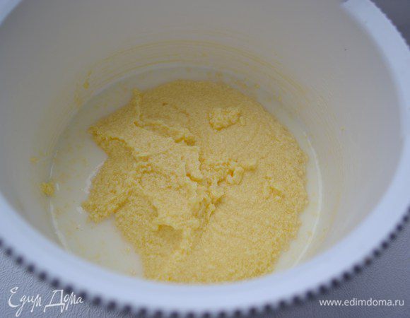 К массе влить молоко. Снова хорошо взбить.