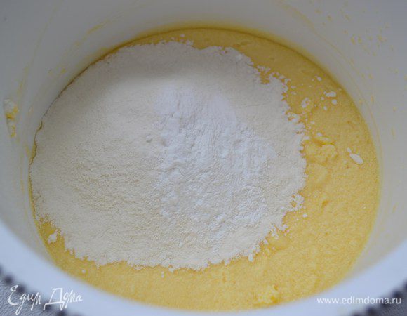 В миксере изменить насадку на "крюки для теста". К тесту добавить муку, разрыхлитель и соду. 