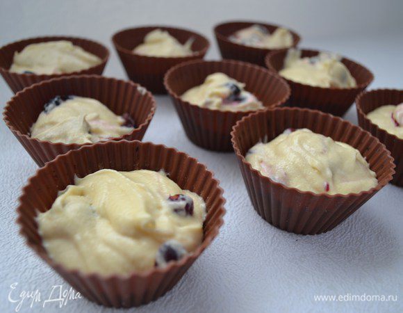 Формочки наполнить тестом наполовину.