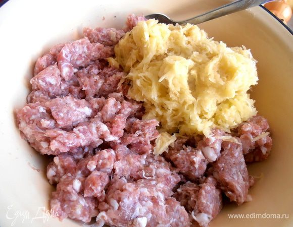 Сырой картофель натираем на мелкой тёрке и отправляем к фаршу (я перемолола большую партию мяса в комбайне, не в кашу, мои просят крупно перемолоть), а потом распределяю по порционным коробочкам и замораживаю. На этот раз достала две коробочки...