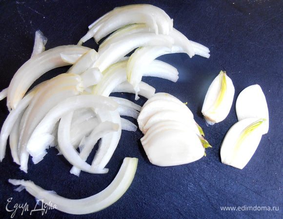 Лук,чеснок мелко порубить.